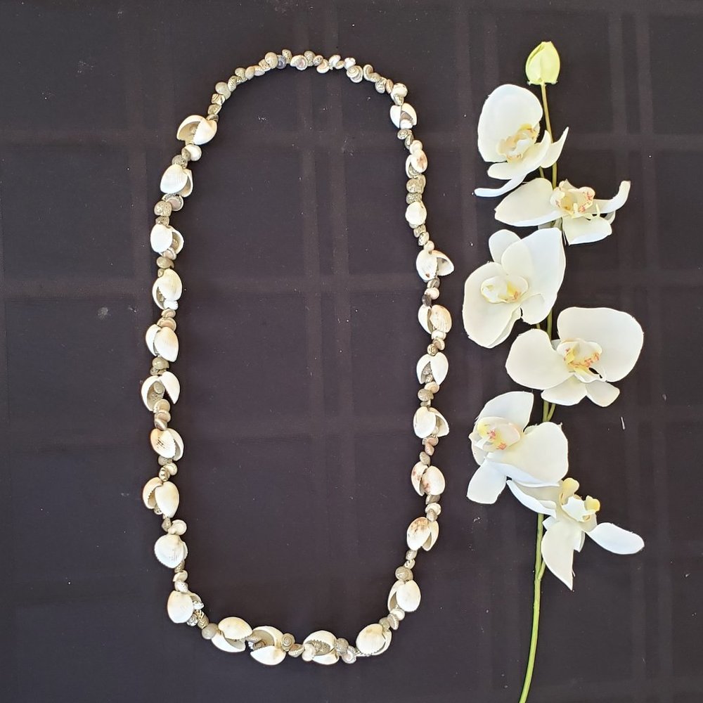 Vintage Beautiful Brown & White Shell Boho Necklace from Hawaii A
